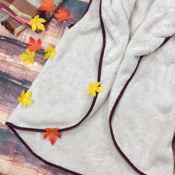 << Soft Furry Sherpa Fur Vest Cream & Burgundy>> - Picture 2 of 5